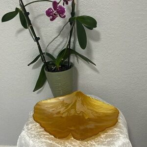 Beautiful seashell shaped decorative bowl